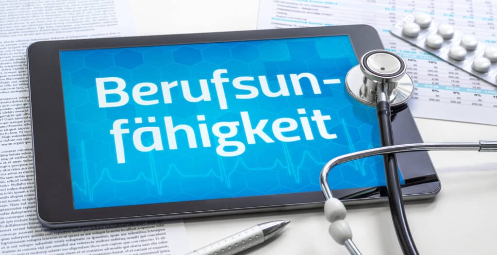 Ein Tablet mit dem Text Berufsunfähigkeit auf dem Display - Saleo Recht Krankheitsbedingte Kündigung: Rechte & Pflichten erklärt